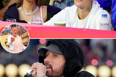 Although Eminem Had Called Out Justin Bieber Multiple Times In The Past, Just Look At How The Pop Prince Reacted To Eminem’s Boldness! The Moment Captured Justin Bieber, Enjoying Himself Completely To The Beat Of “Lose Yourself” With The Rap God Himself On Stage At The Legendary Super Bowl That Year, Sent The Audience Into A Frenzy! It Turns Out That The Idol Of Millions Is Also A Little Fan Boy In Front Of His Own “Idol!”